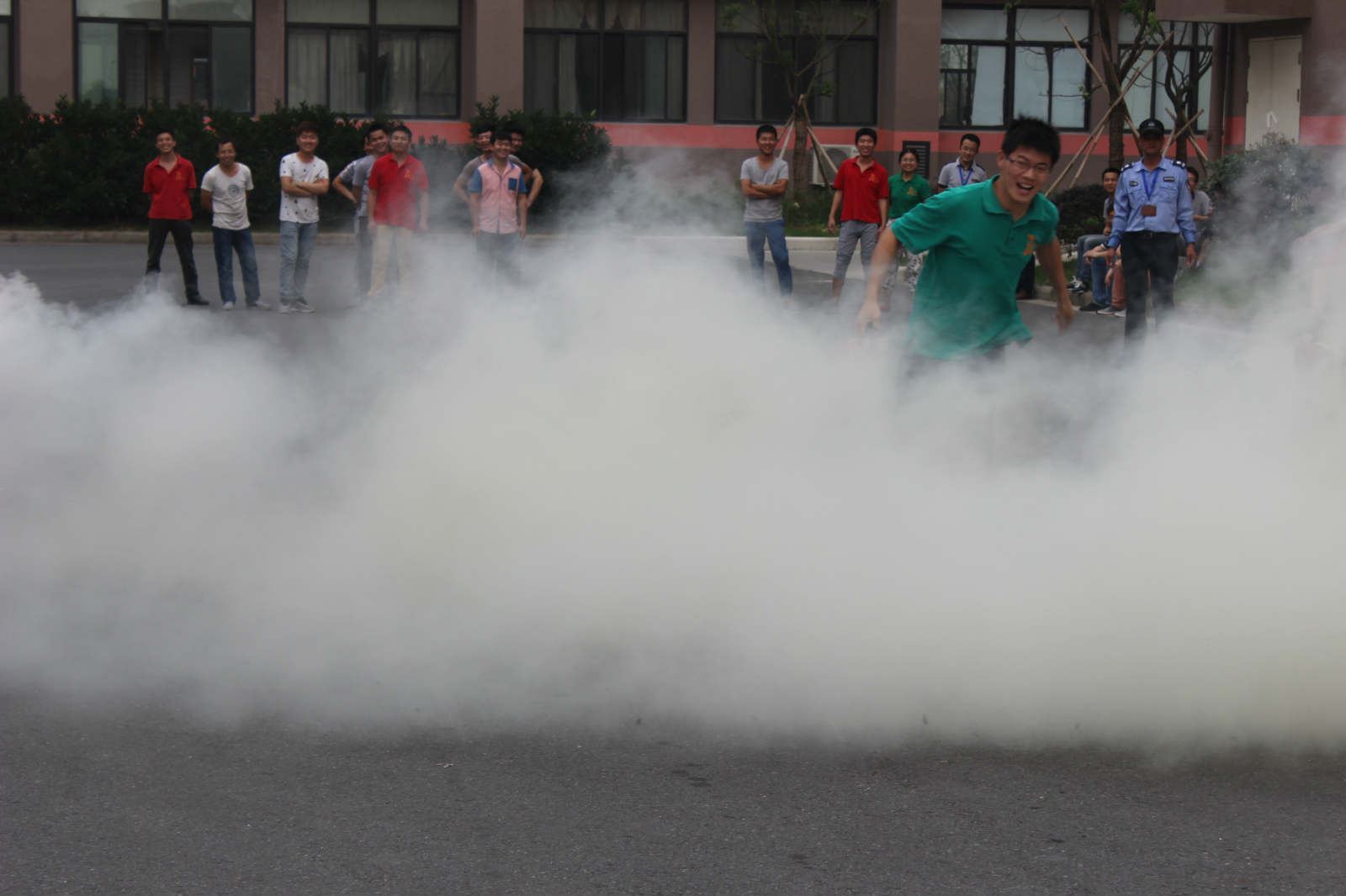 小组成员灭火后迅速逃离火灾现场 小组成员灭火后迅速逃离火灾现场