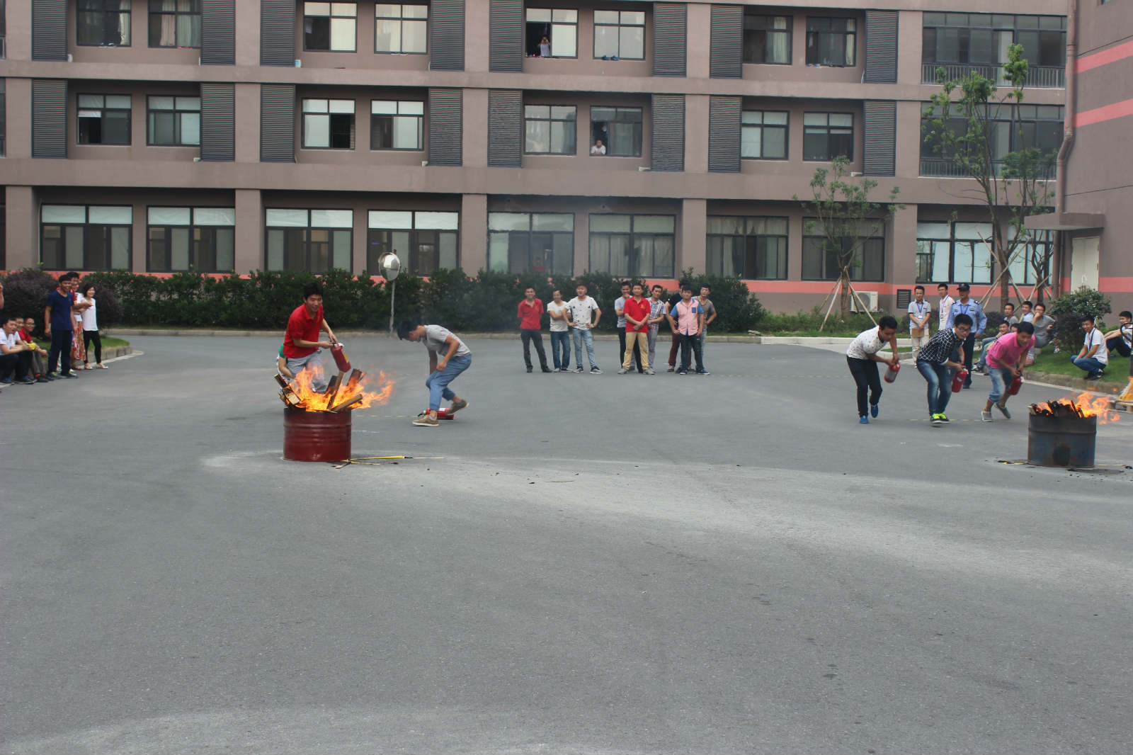 小组进行协作灭火 小组进行协作灭火