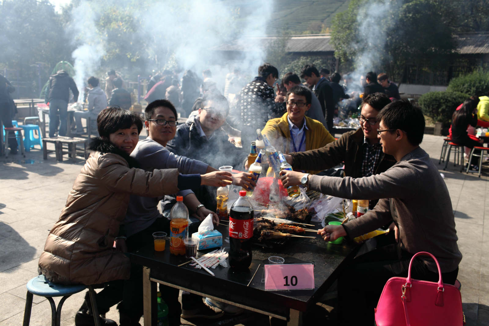 举杯望灿阳,低头闻肉香 举杯望灿阳,低头闻肉香